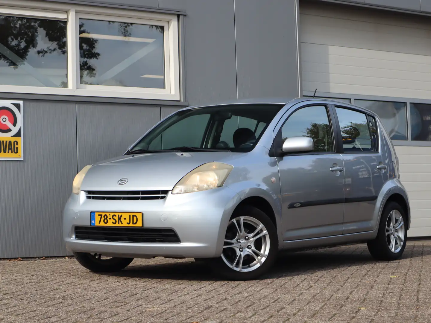 Daihatsu Sirion 2 1.3-16V Comfort / Automaat / Airco / Parkeersens Grijs - 1