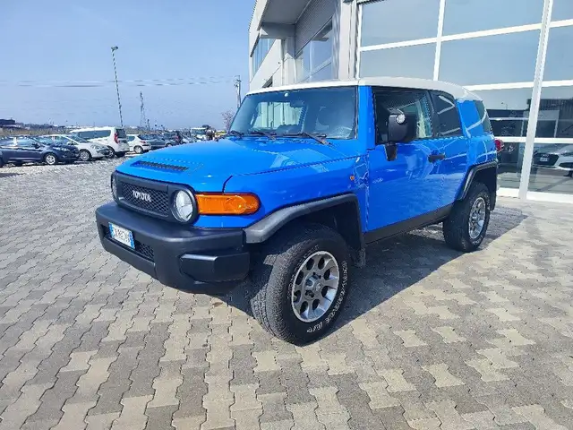 Toyota FJ Cruiser 4.0 V6 A/T GPL 4WD Inseribili