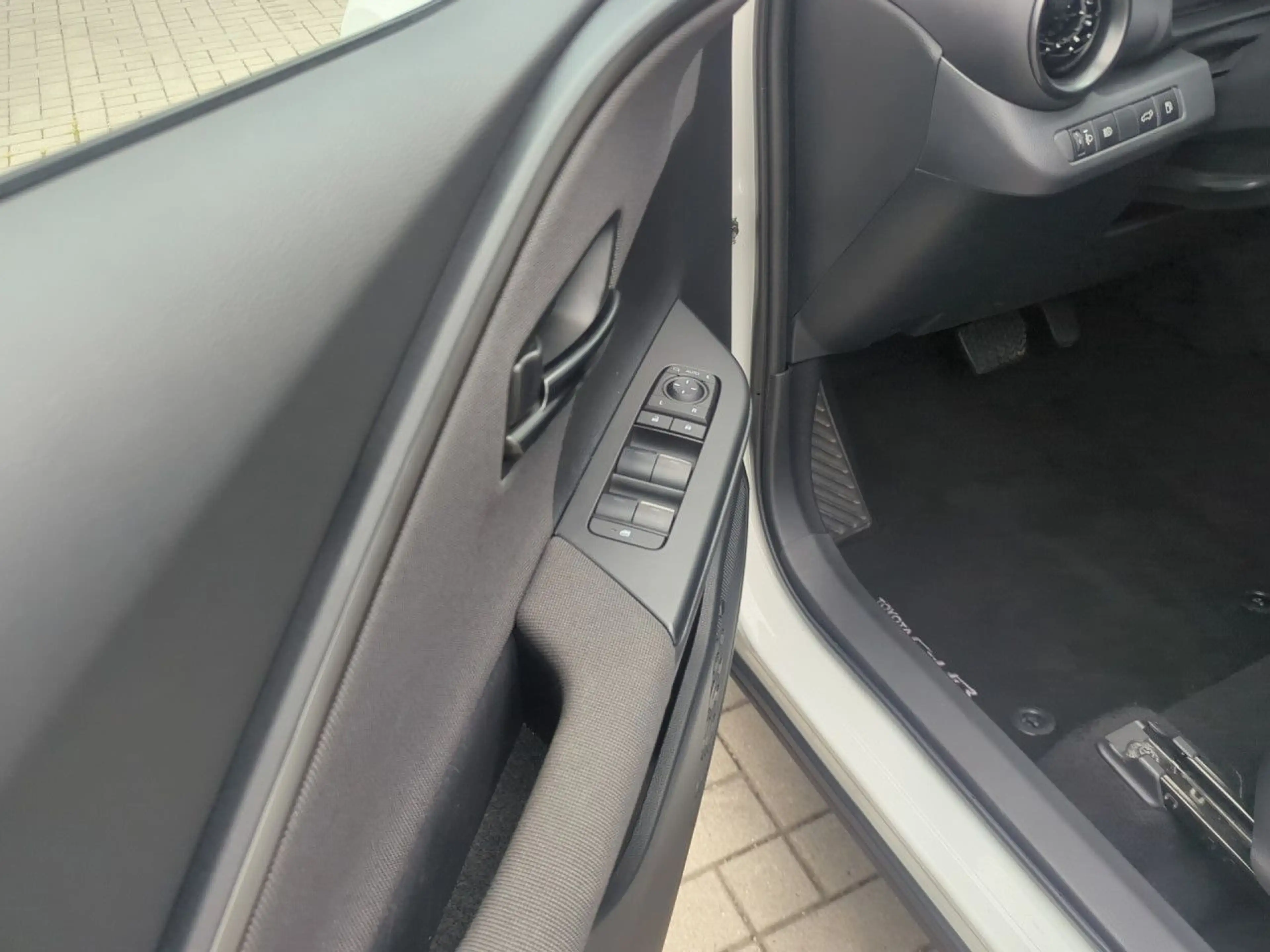 Toyota C-HR Bluetooth Navi LED Klima Einparkhilfe — photo 9