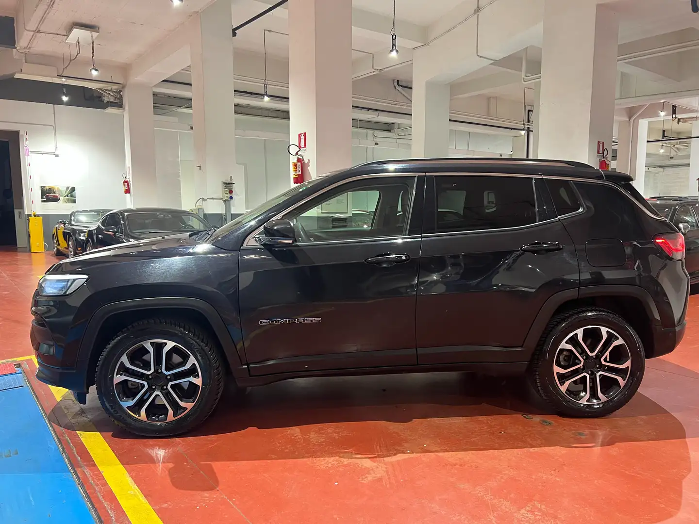 Jeep Compass 1.3 turbo t4 phev Limited 4xe KM 83.000 Zwart - 2