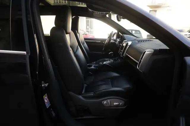 Porsche Cayenne view 13