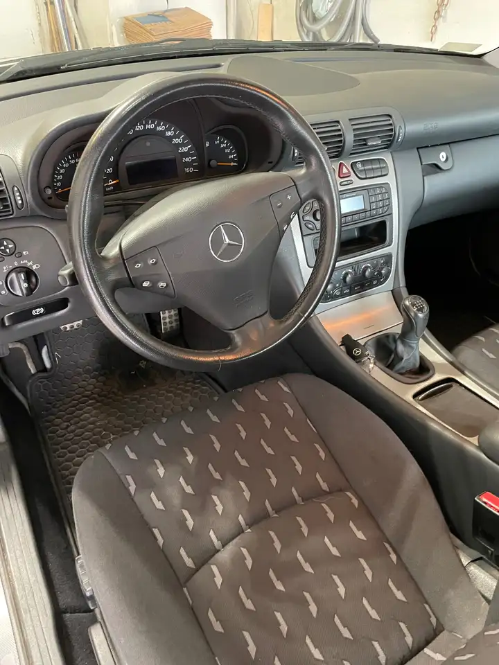Mercedes-Benz C-Class снимка Mercedes-Benz C-Class