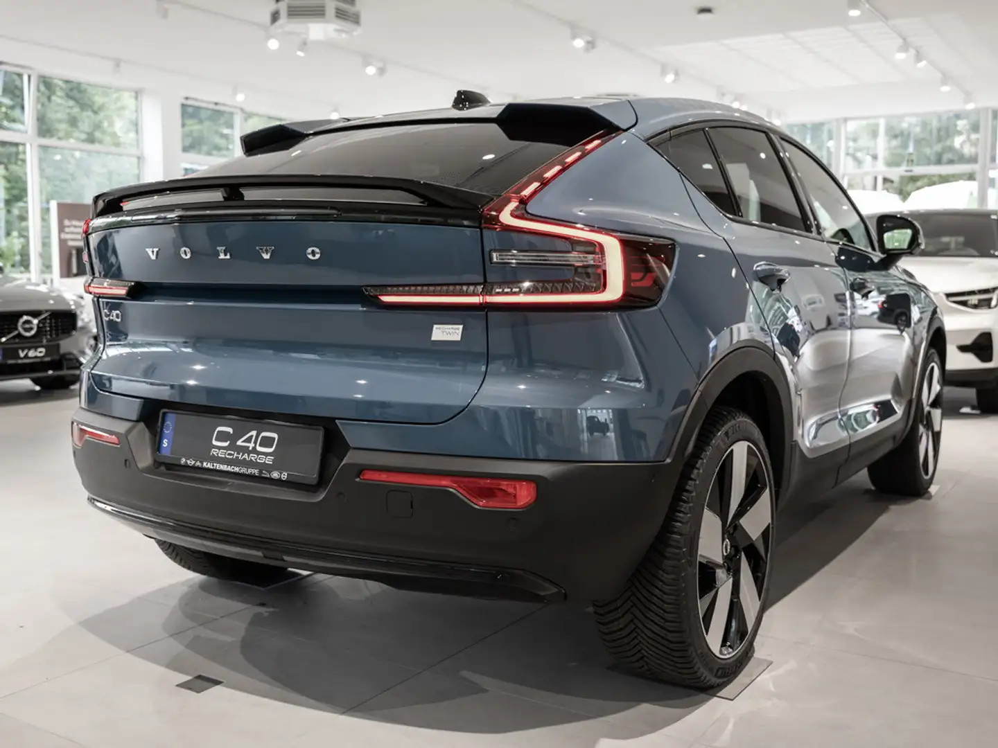 Volvo C40 Recharge Twin Motor AWD Ultimate LED PANO Blauw - 2