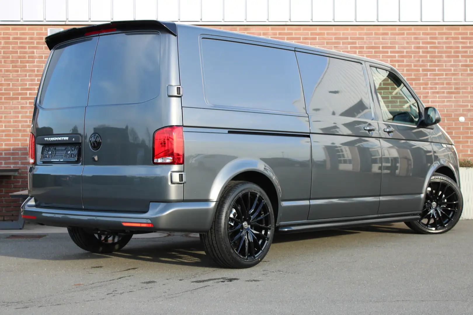 Volkswagen T6.1 Transporter 2.0 TDI 150PK DSG L2 |CUSTOM-FRONTLIP|20-INCH|APP- Gris - 2