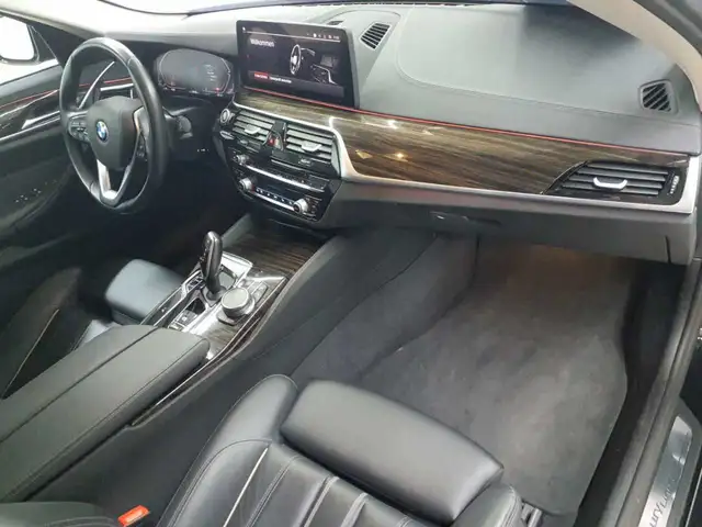 BMW 5 Series view 9