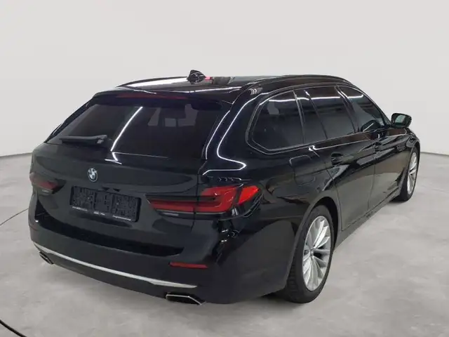 BMW 5 Series view 4