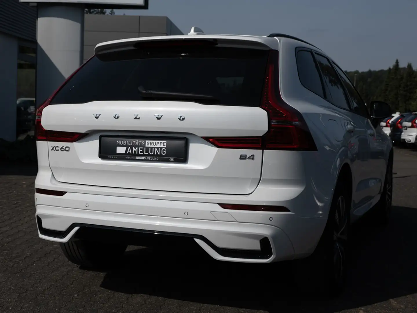 Volvo XC60 B4 Plus Dark 2WD SHZ AHK FACEL. LED PANO Weiß - 2
