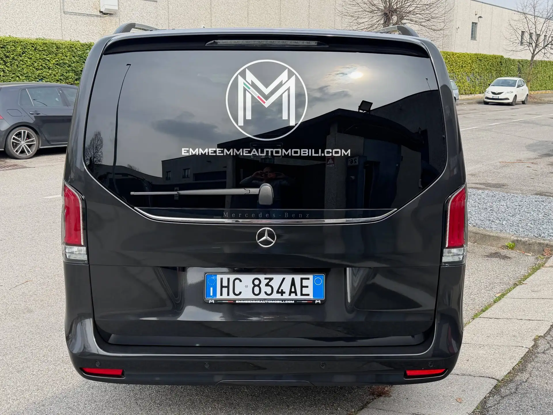 Mercedes-Benz V-Class 2026 블랙 사진 5