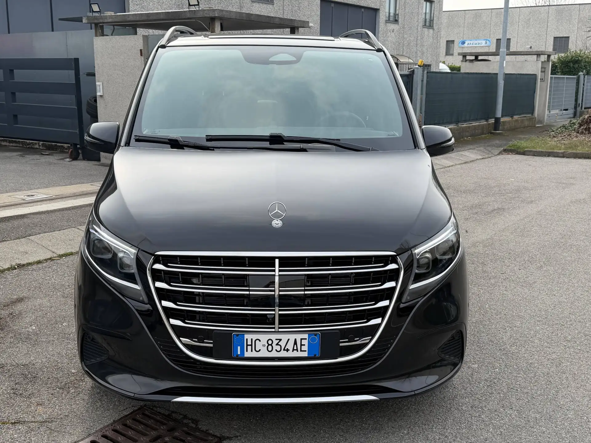 Mercedes-Benz V-Class 2026 블랙 사진 2