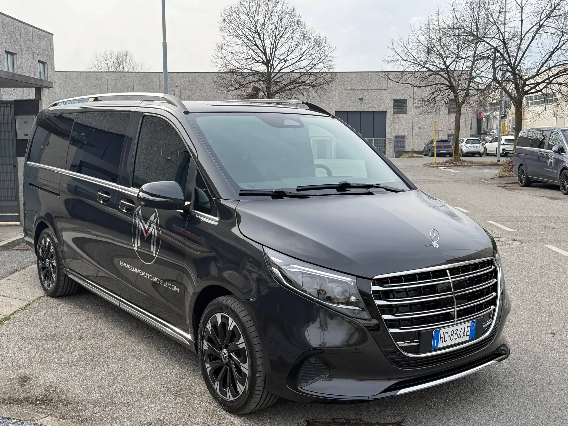 Mercedes-Benz V-Class 2026 블랙 사진 3