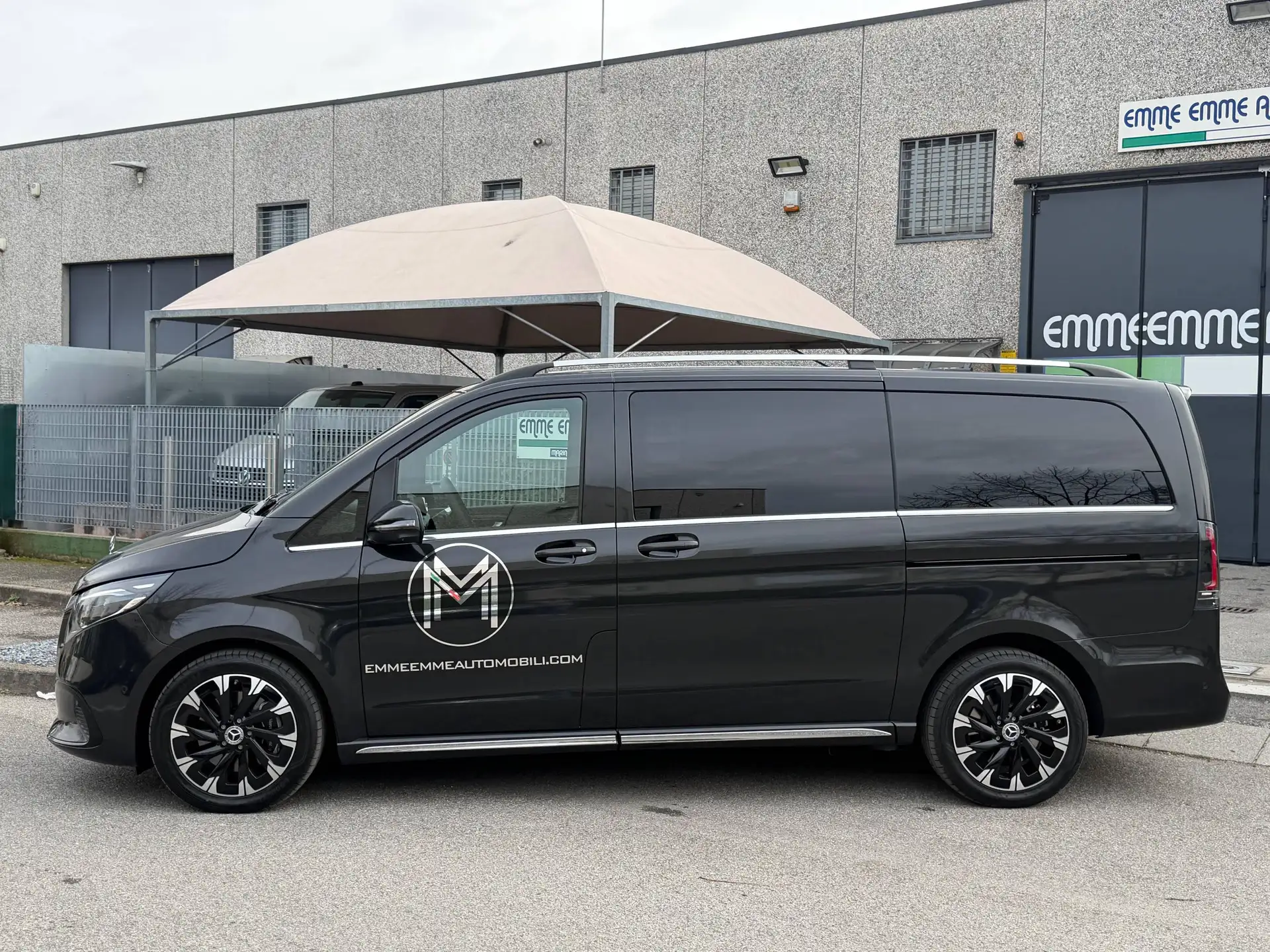 Mercedes-Benz V-Class 2026 블랙 사진 7