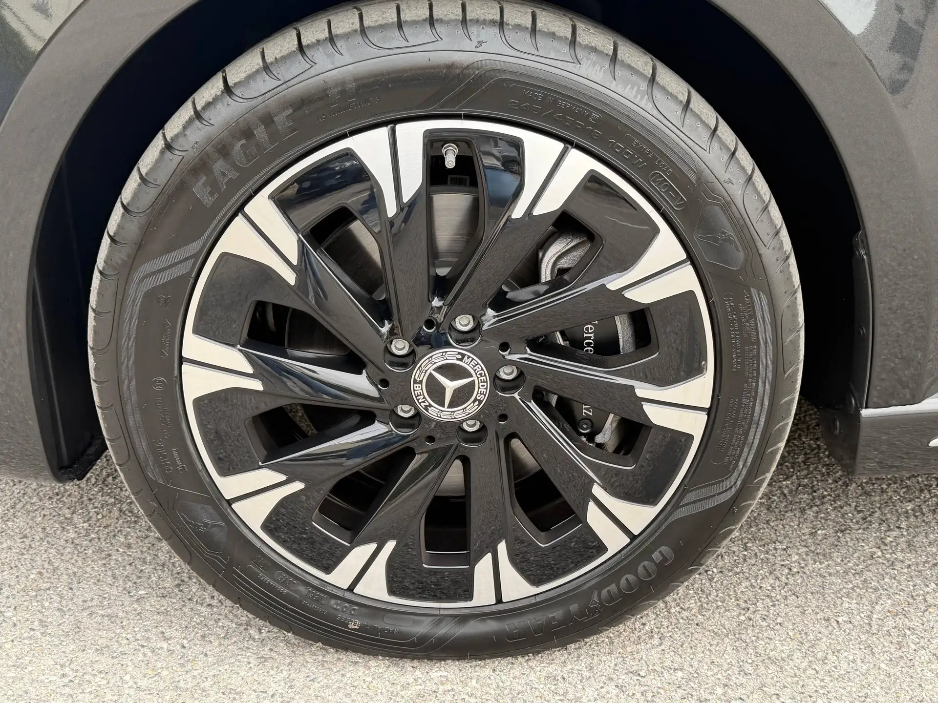 Mercedes-Benz V-Class 2026 블랙 사진 8