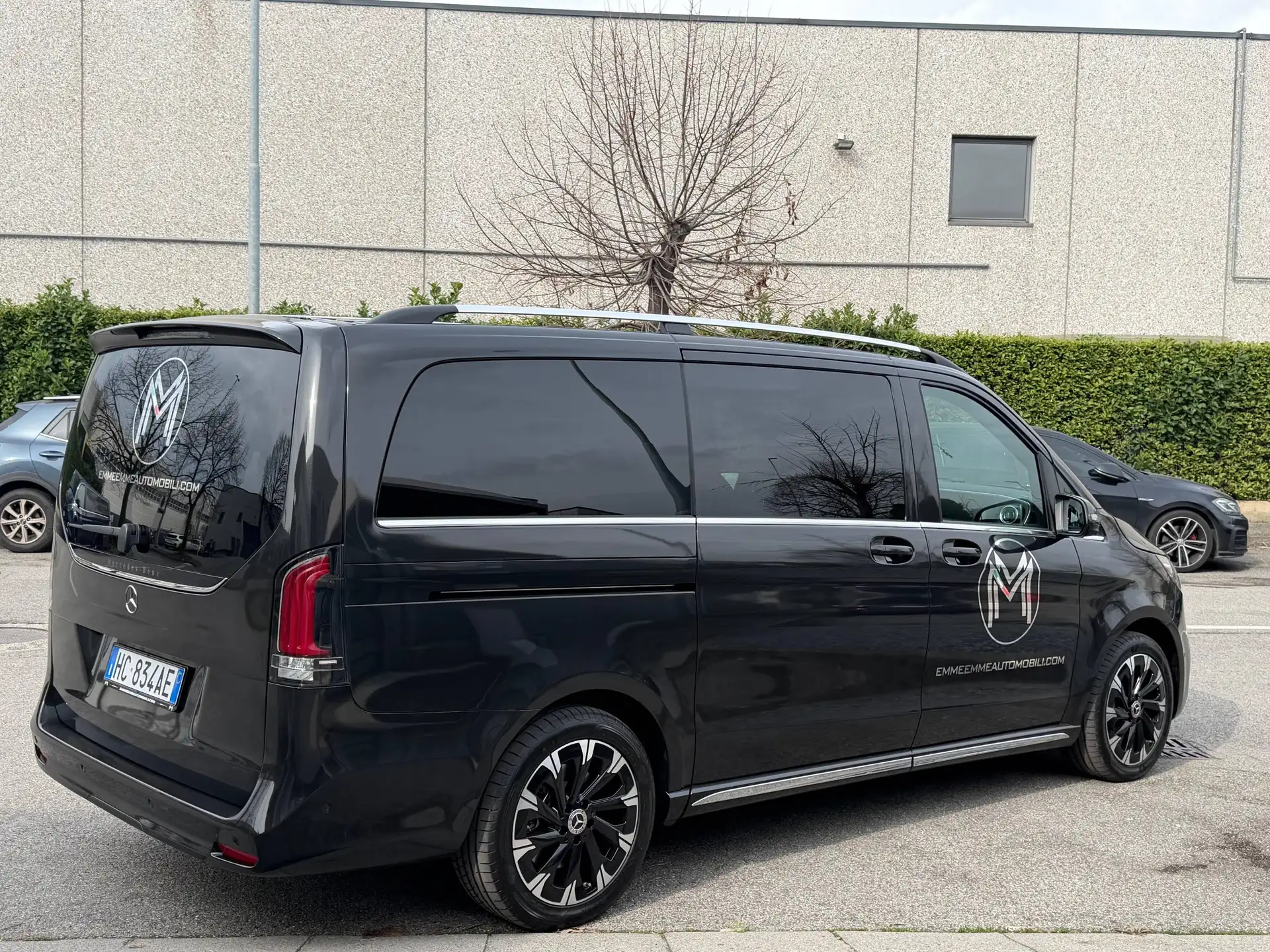Mercedes-Benz V-Class 2026 블랙 사진 4