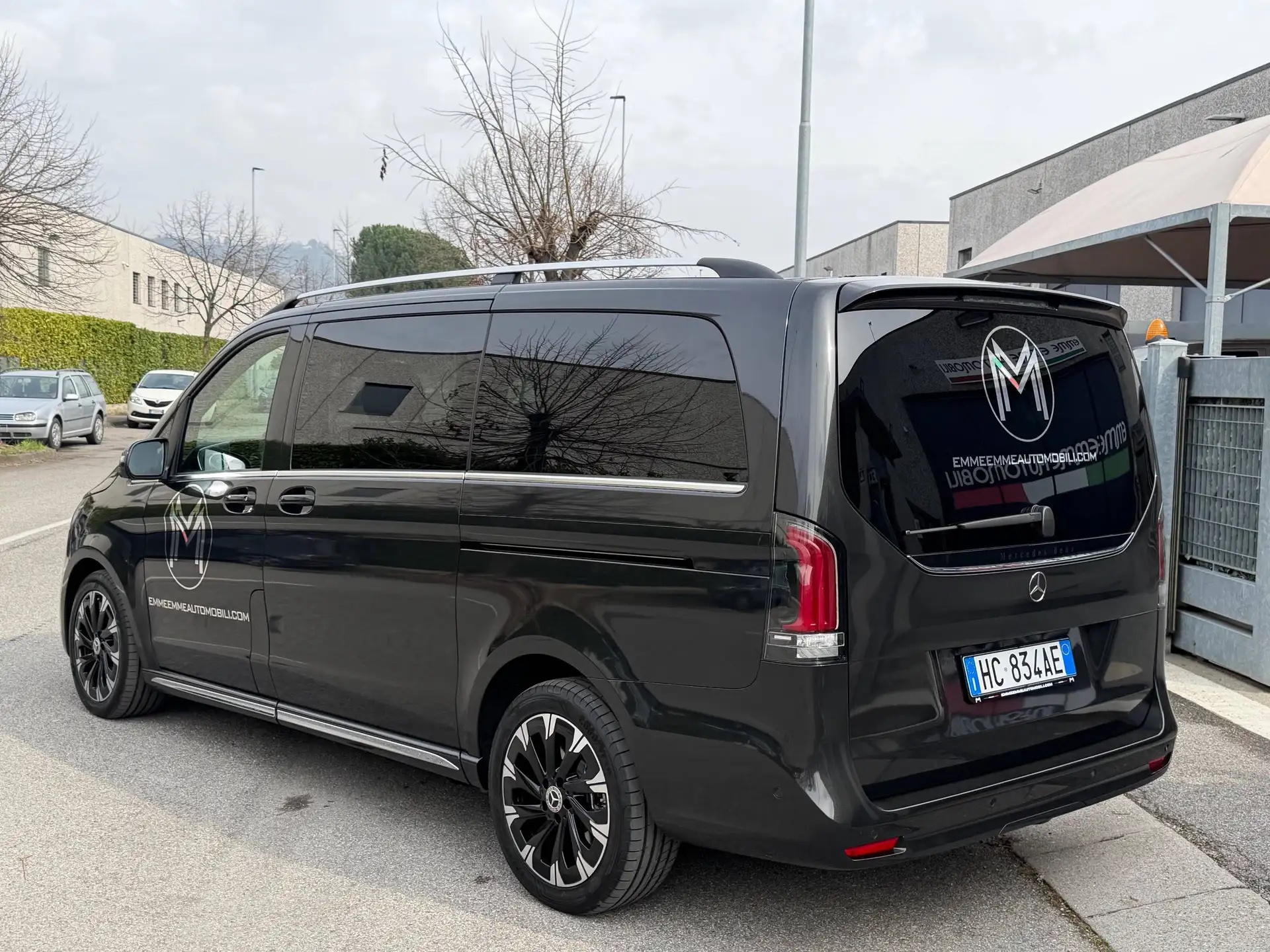 Mercedes-Benz V-Class 2026 블랙 사진 6