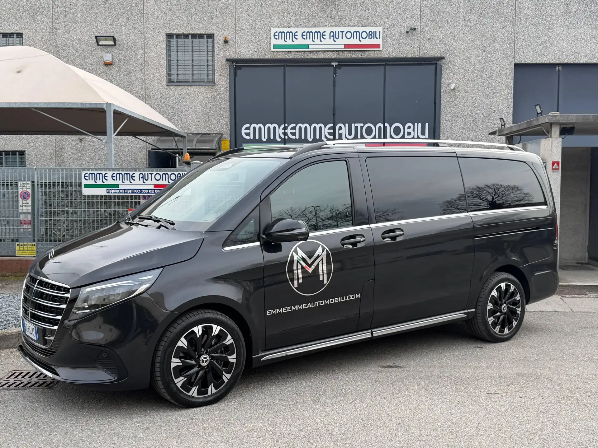 Mercedes-Benz V-Class 2026 블랙 사진 1