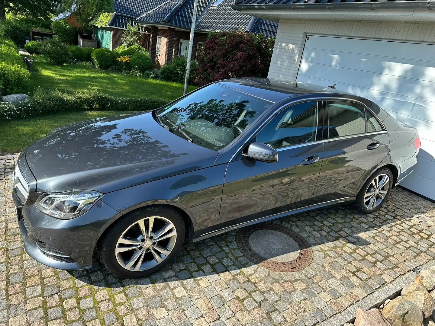 Mercedes-Benz E 200 Avantgarde 7G-TRONIC / top gepfl. / erst 90 tkm Grau - 1