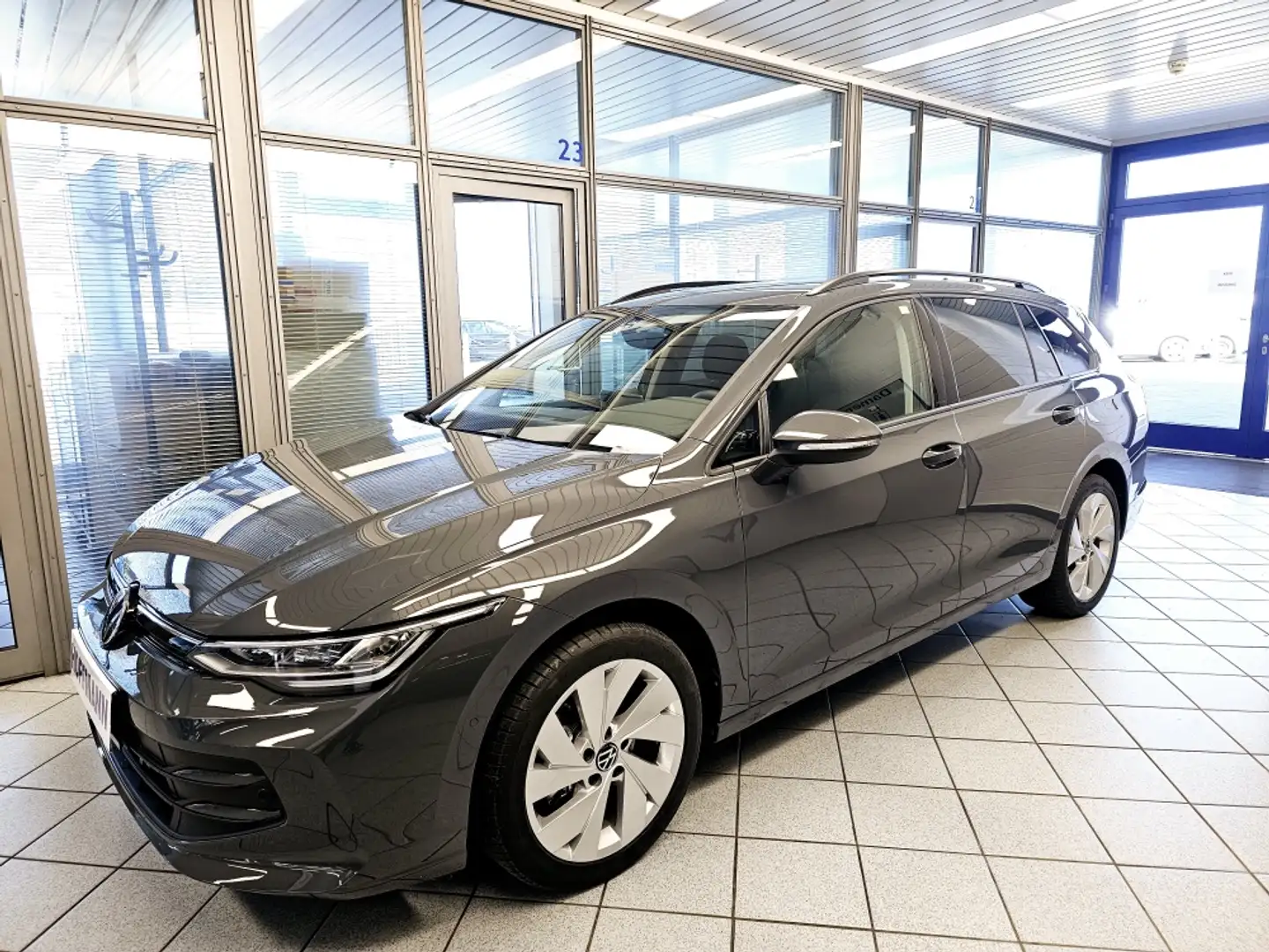 Volkswagen Golf Variant Life AHK,Climatr,Kamera,ACC,SHZ,LED Šedá - 2
