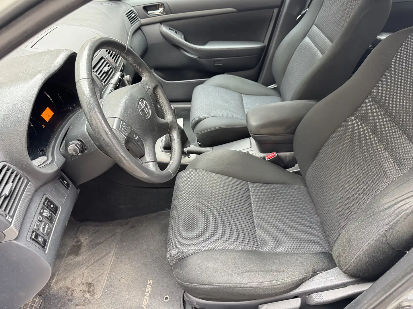 Toyota Avensis 1.8 VVT-i Sol - 2