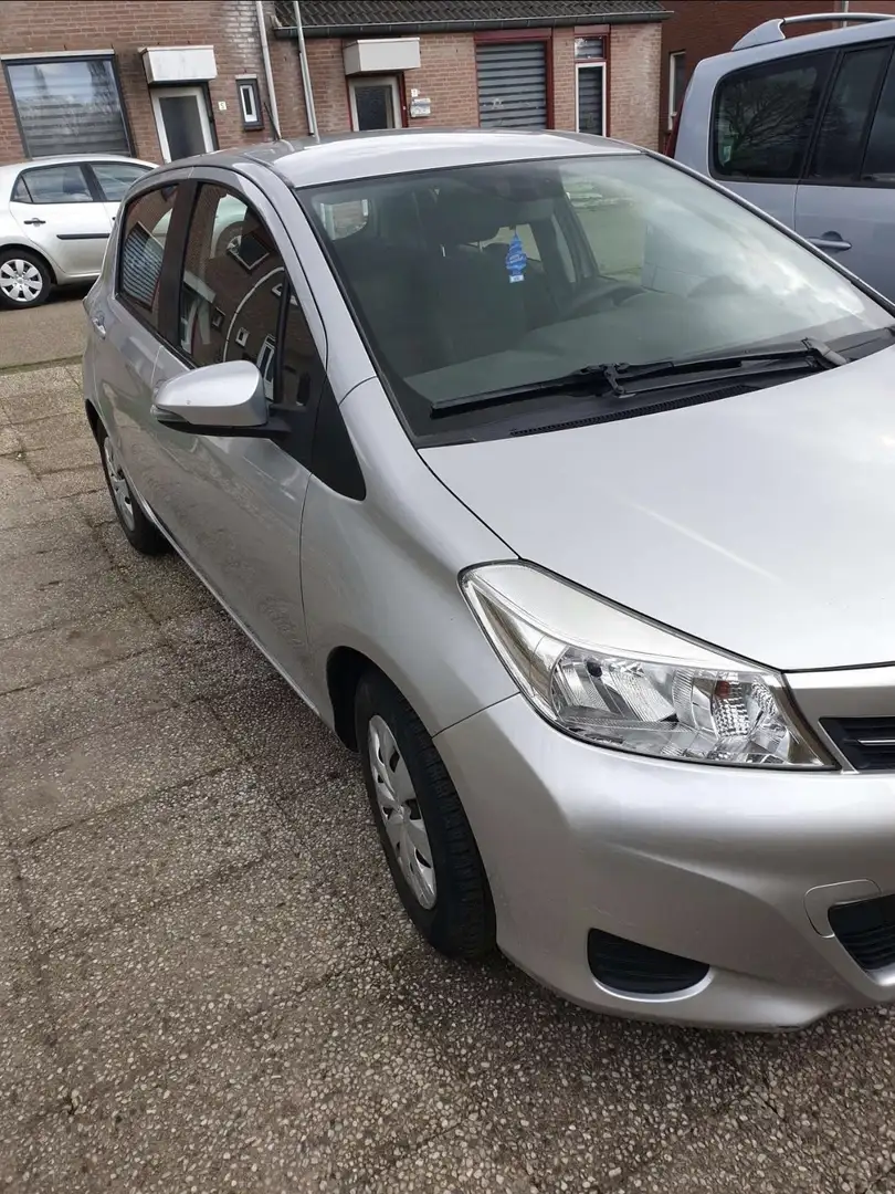 Toyota Yaris 1.0 VVT-i Now Gris - 2