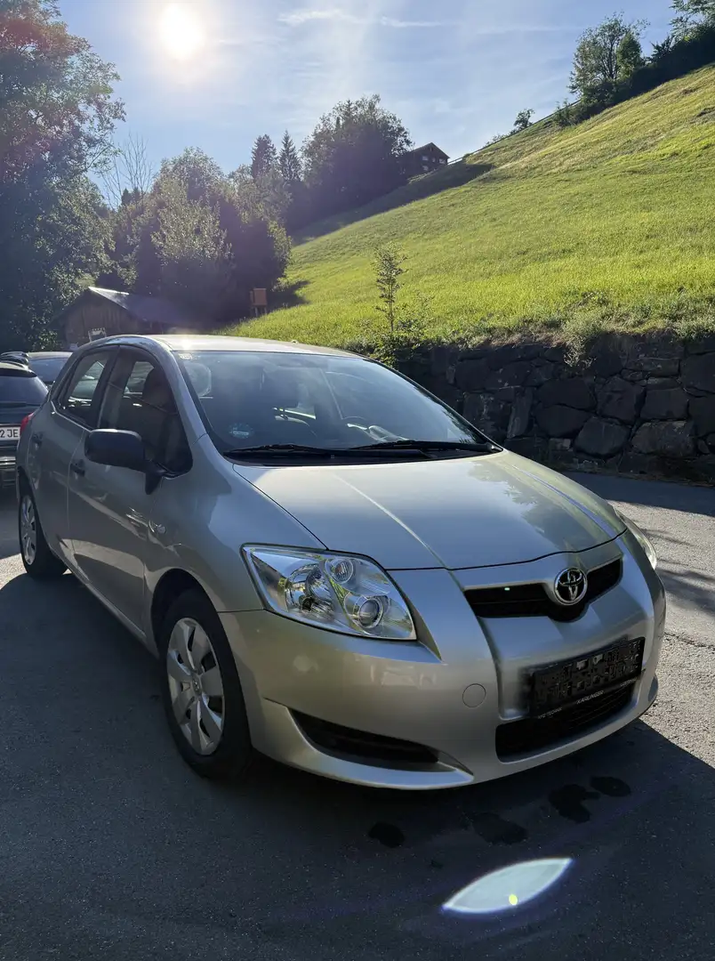 Toyota Auris 1,4 VVT-i Mid Grau - 2