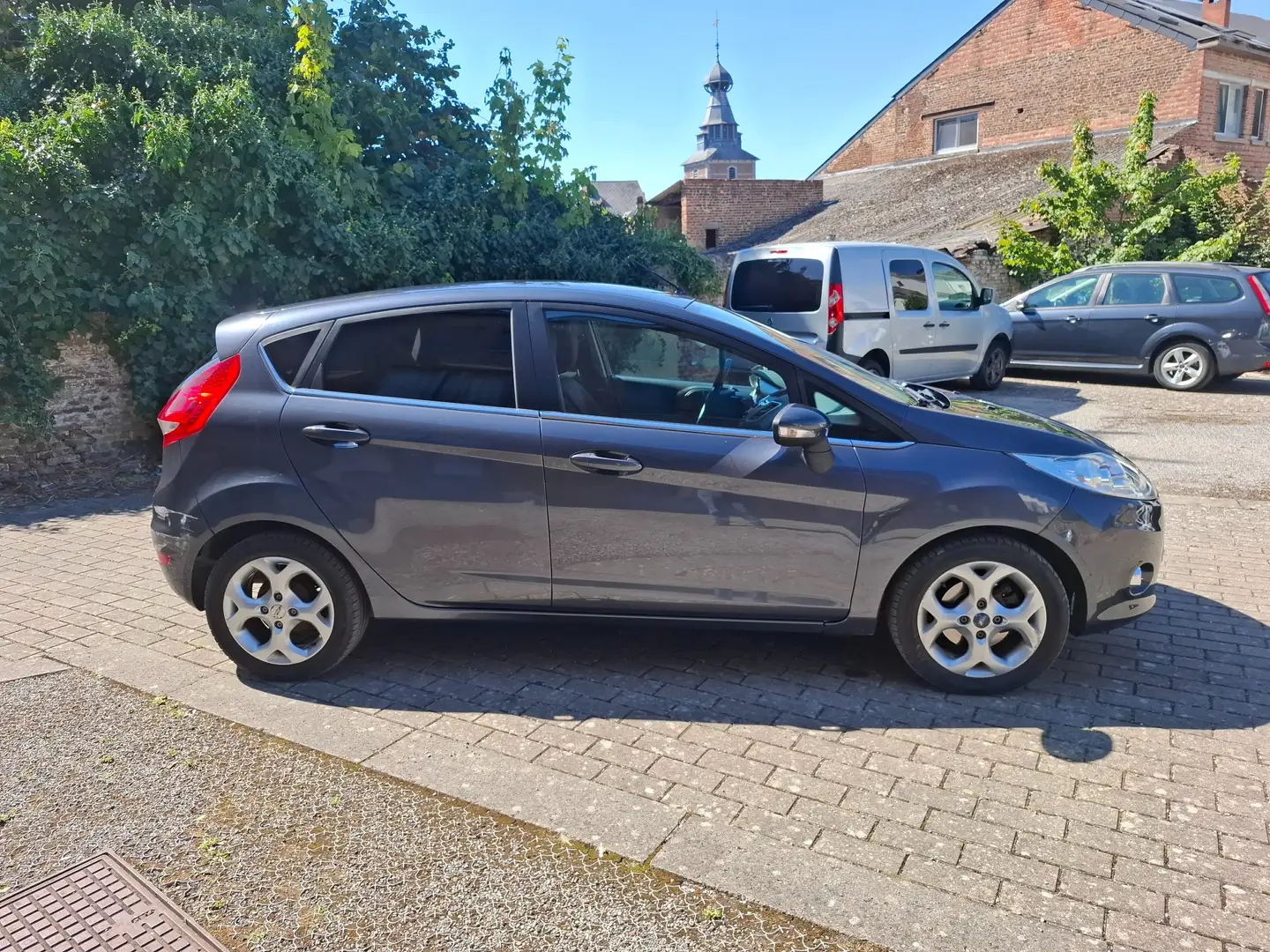 Ford Fiesta PRÊTE À IMMATRICULÉ AVEC 1AN DE GARANTIE Grijs - 2