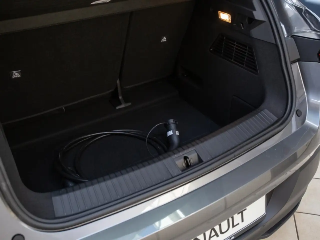 Renault Megane Limousine in Grau vorführfahrzeug in Uelzen für € 45.000