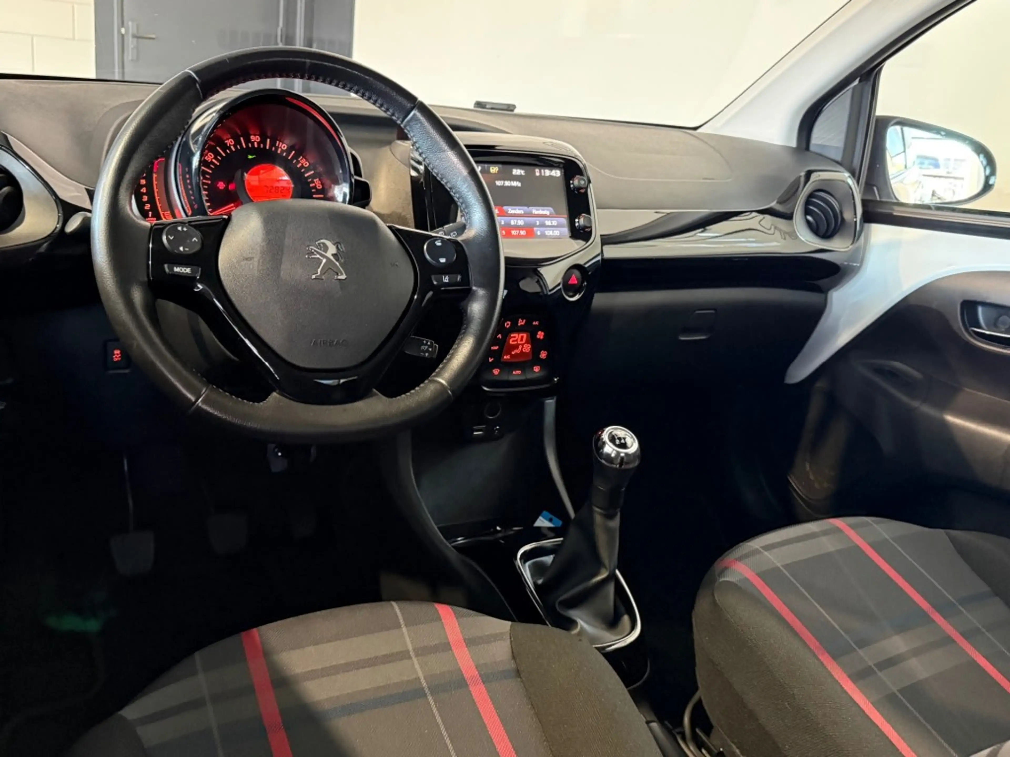 Peugeot 108 1.2 PURETECH GT-LINE l NAP l CAMERA l CLIMA l LMV — photo 16