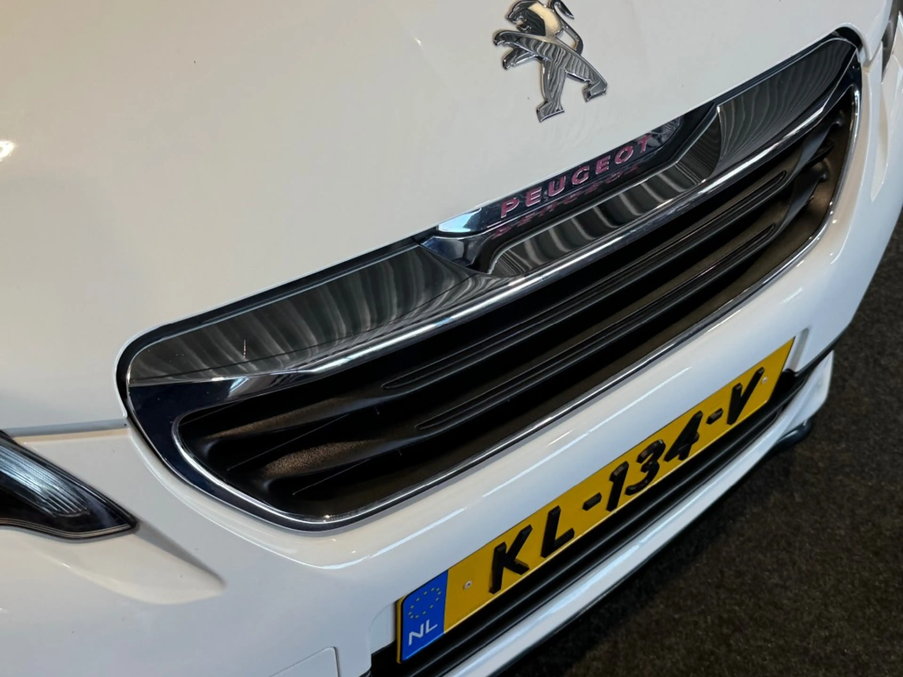 Peugeot 108 1.2 PURETECH GT-LINE l NAP l CAMERA l CLIMA l LMV — photo 42