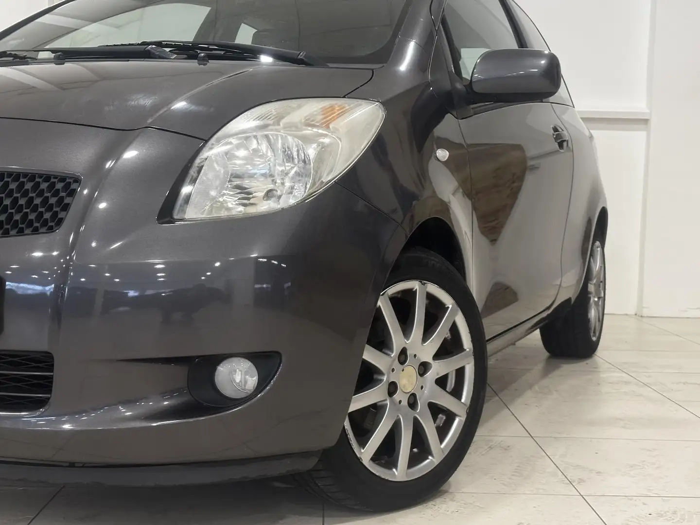 Toyota Yaris 1.3 VVTi Sol | Airco Grey - 2