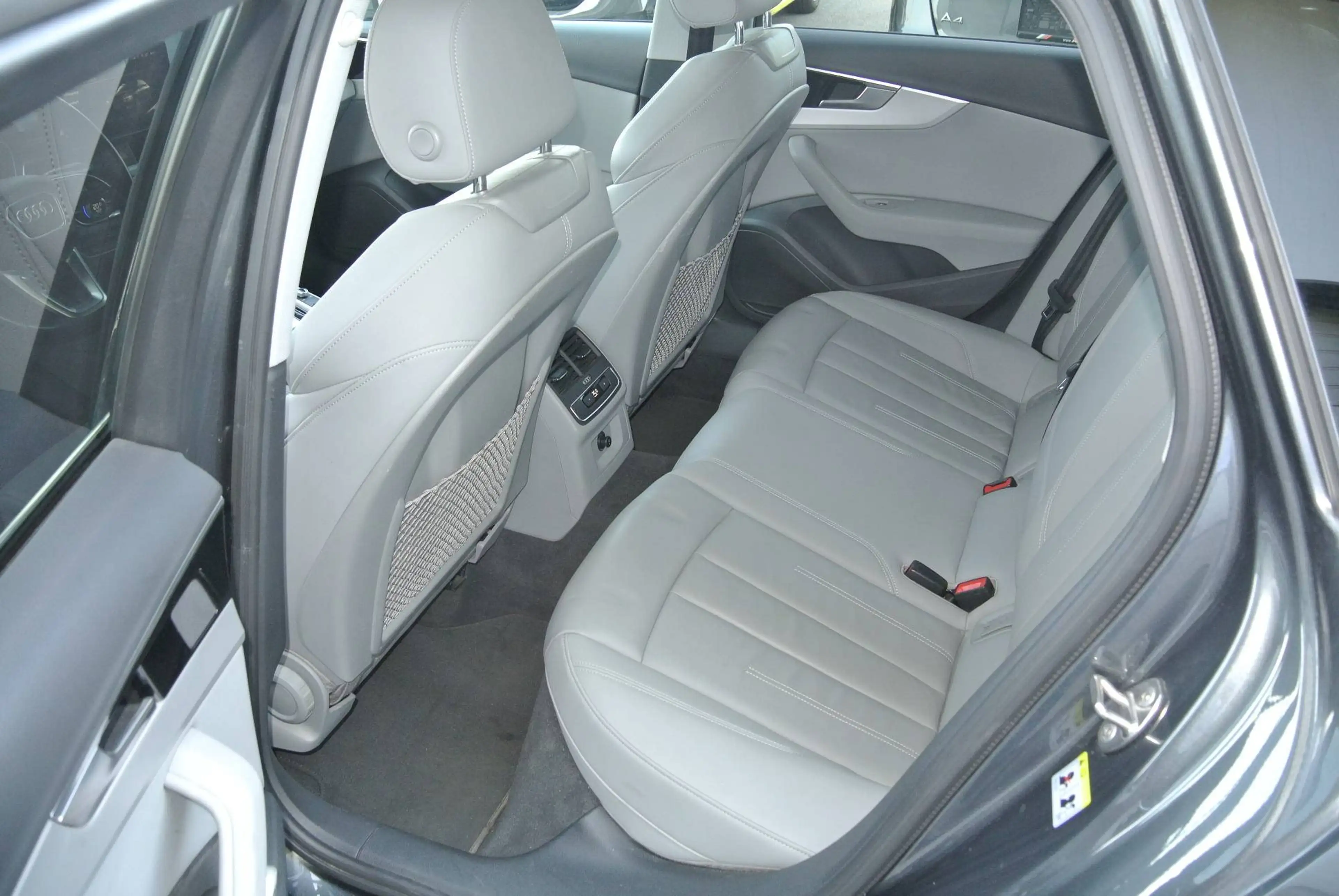 Audi A4 Avant 40 TDI quattro ** S line ** LEDER * AHK * — photo 10