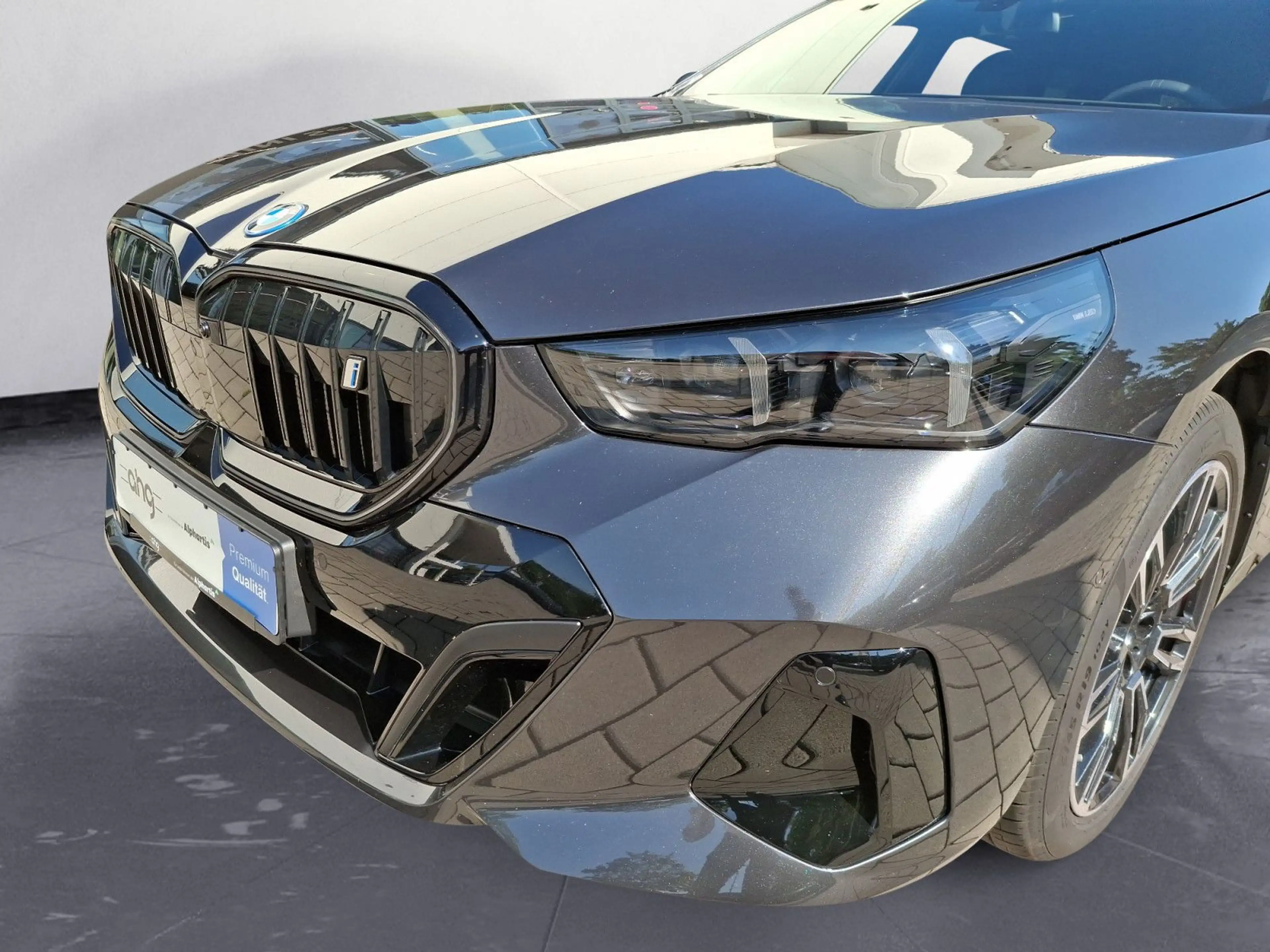 BMW i5 xDrive40 Touring M Sportpaket Pro AHK Driving — photo 10