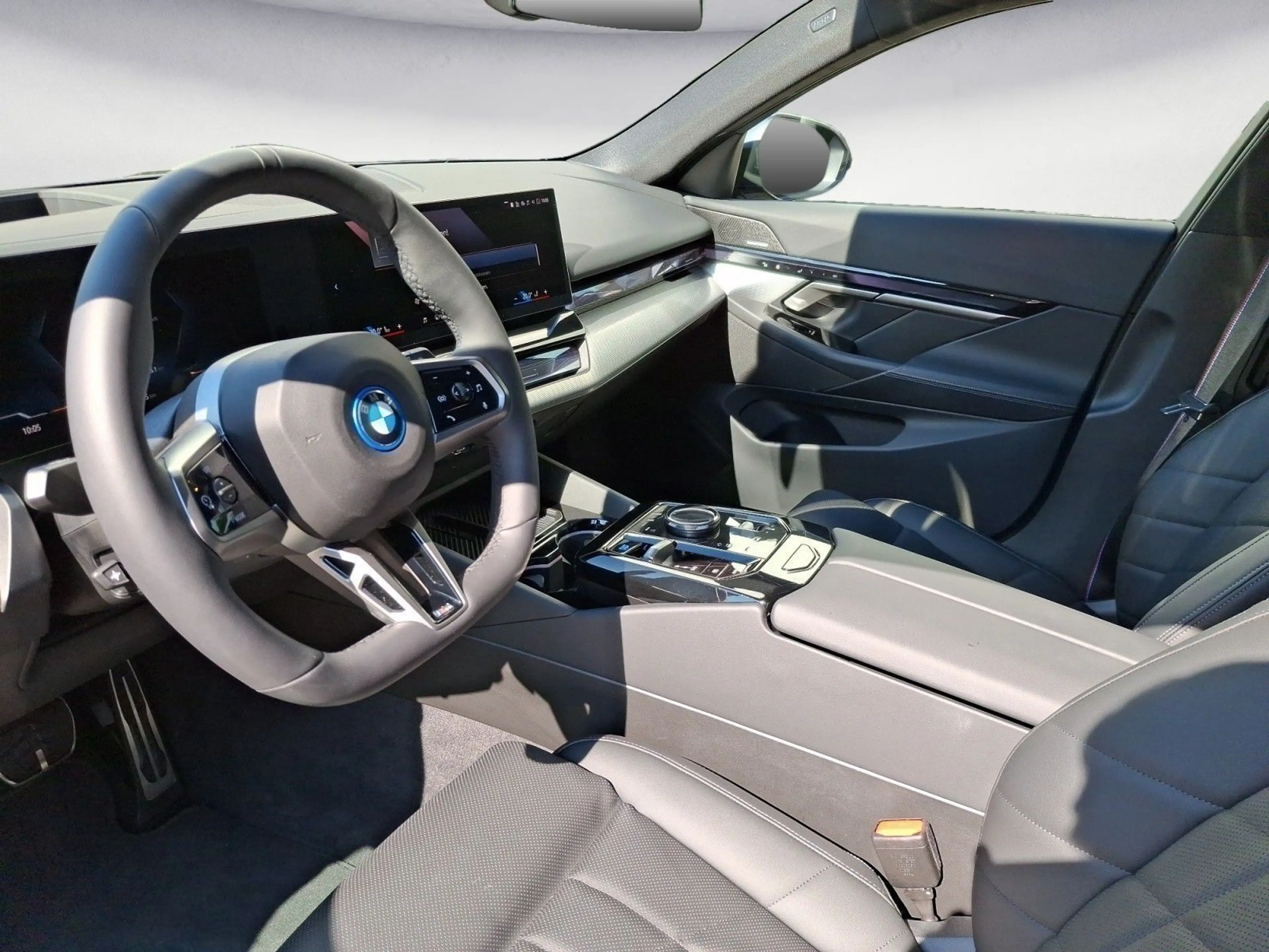 BMW i5 xDrive40 Touring M Sportpaket Pro AHK Driving — photo 11