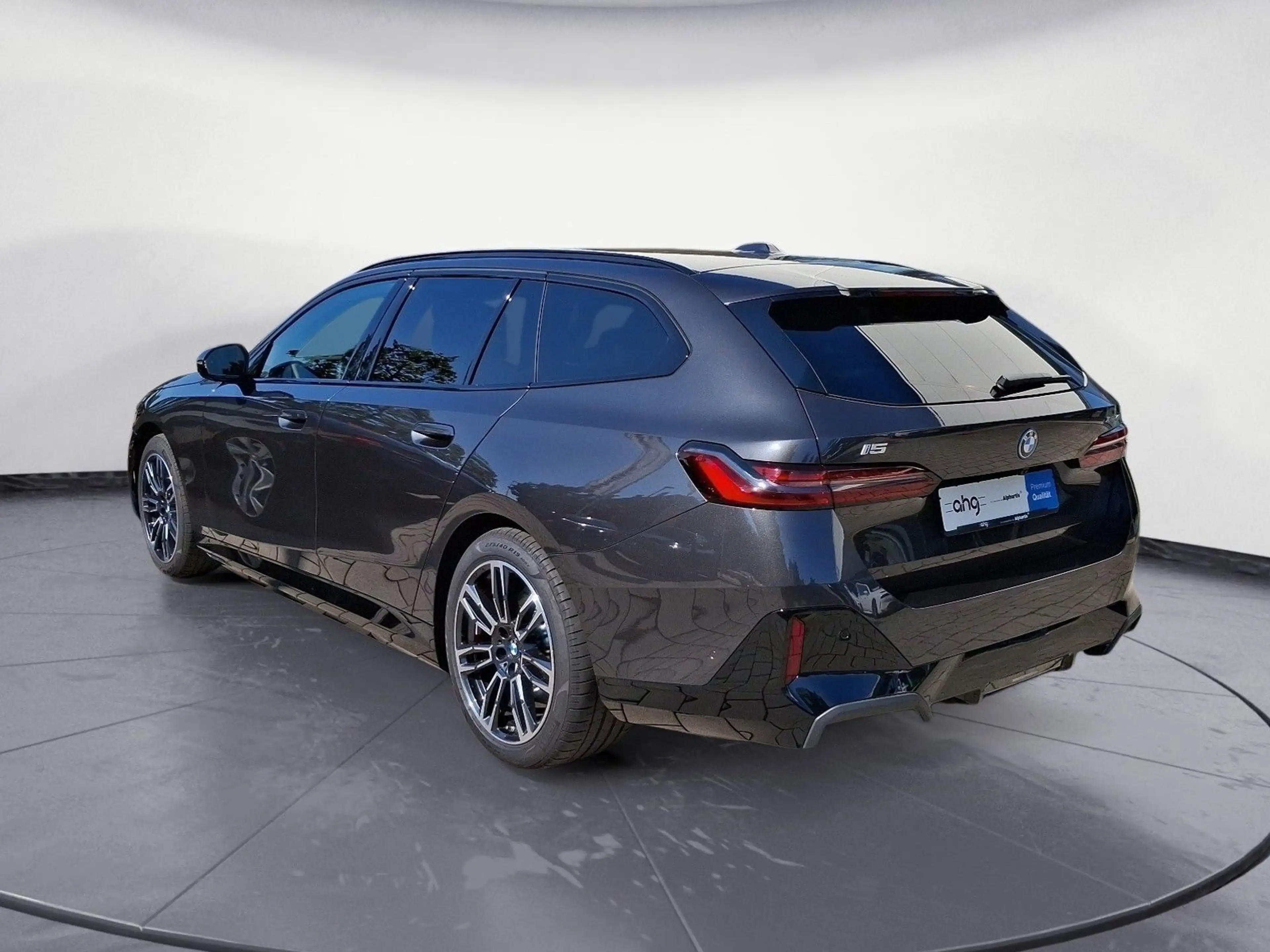 BMW i5 xDrive40 Touring M Sportpaket Pro AHK Driving — photo 5