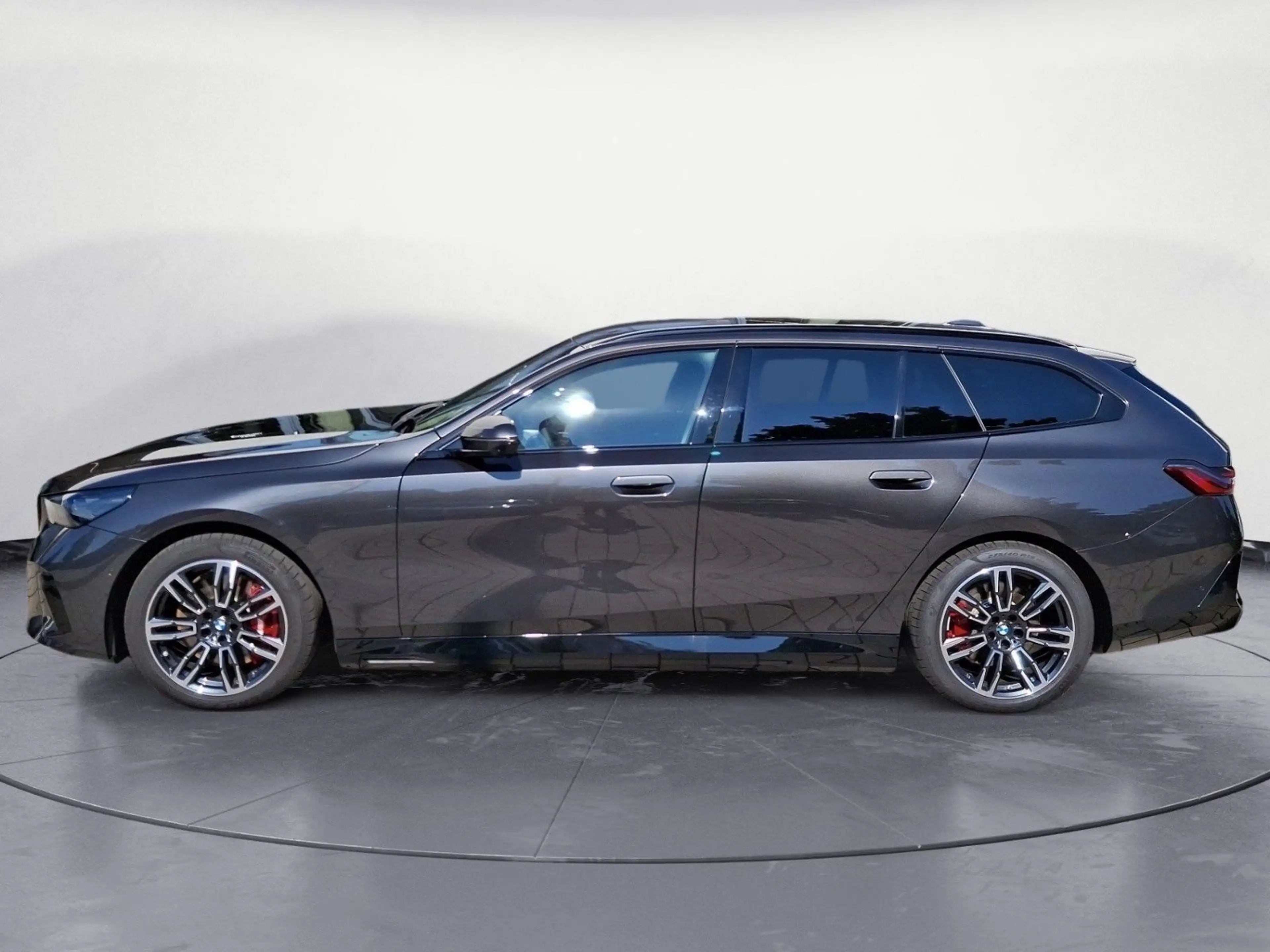 BMW i5 xDrive40 Touring M Sportpaket Pro AHK Driving — photo 4