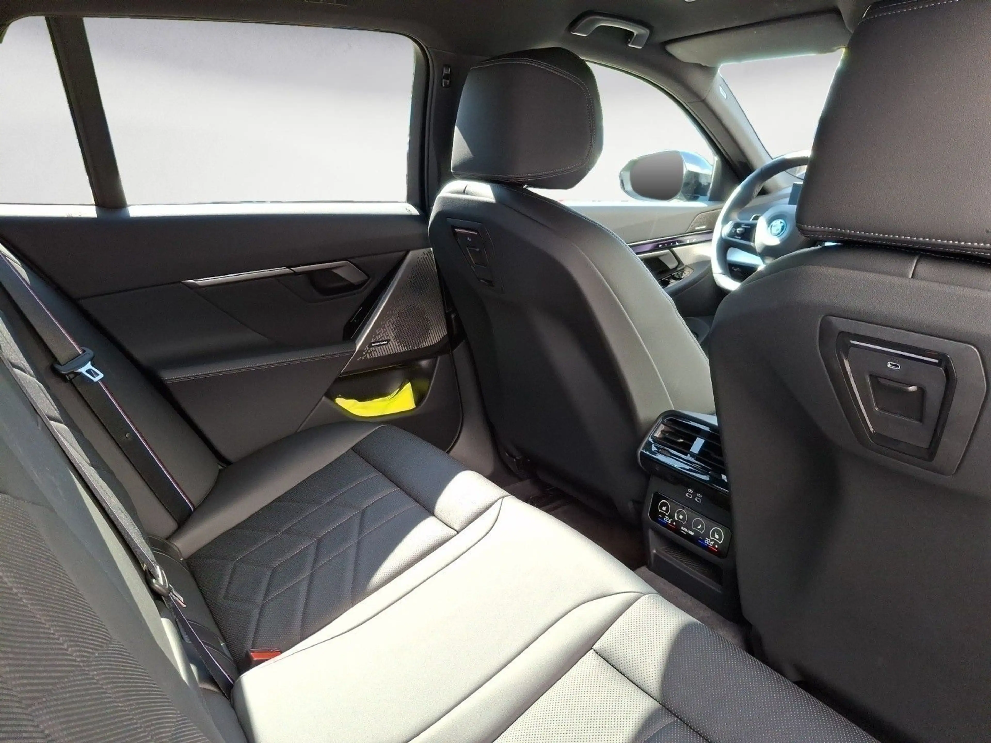 BMW i5 xDrive40 Touring M Sportpaket Pro AHK Driving — photo 15
