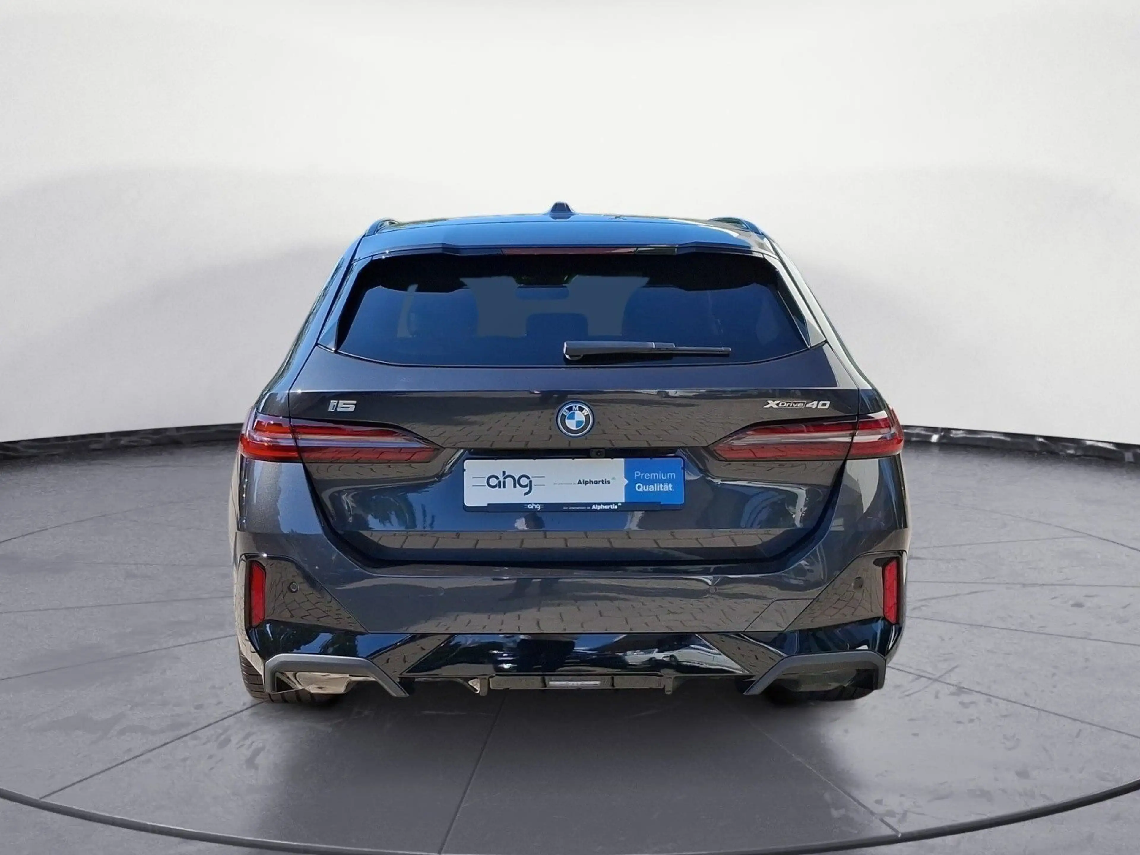 BMW i5 xDrive40 Touring M Sportpaket Pro AHK Driving — photo 6