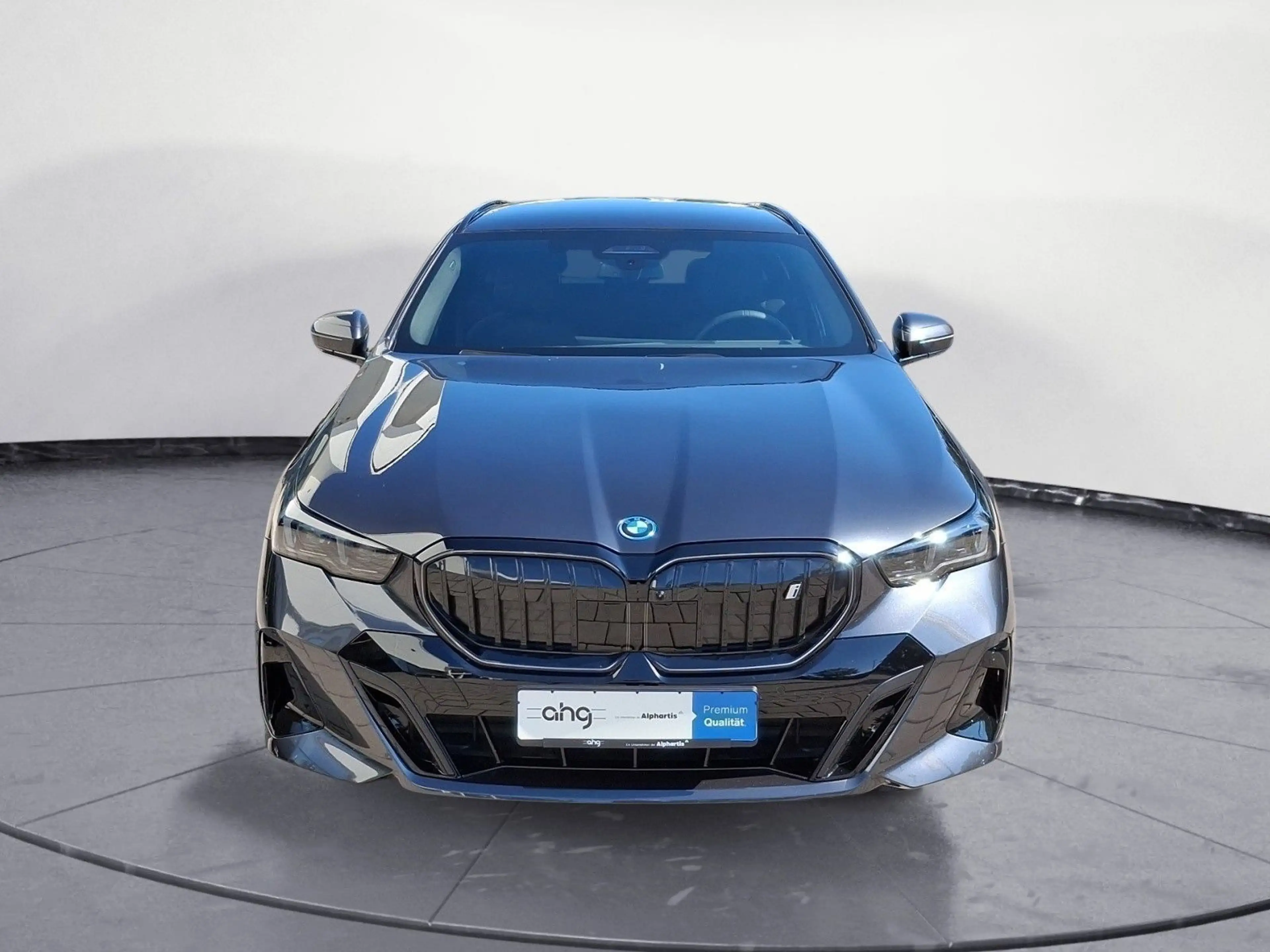 BMW i5 xDrive40 Touring M Sportpaket Pro AHK Driving — photo 9