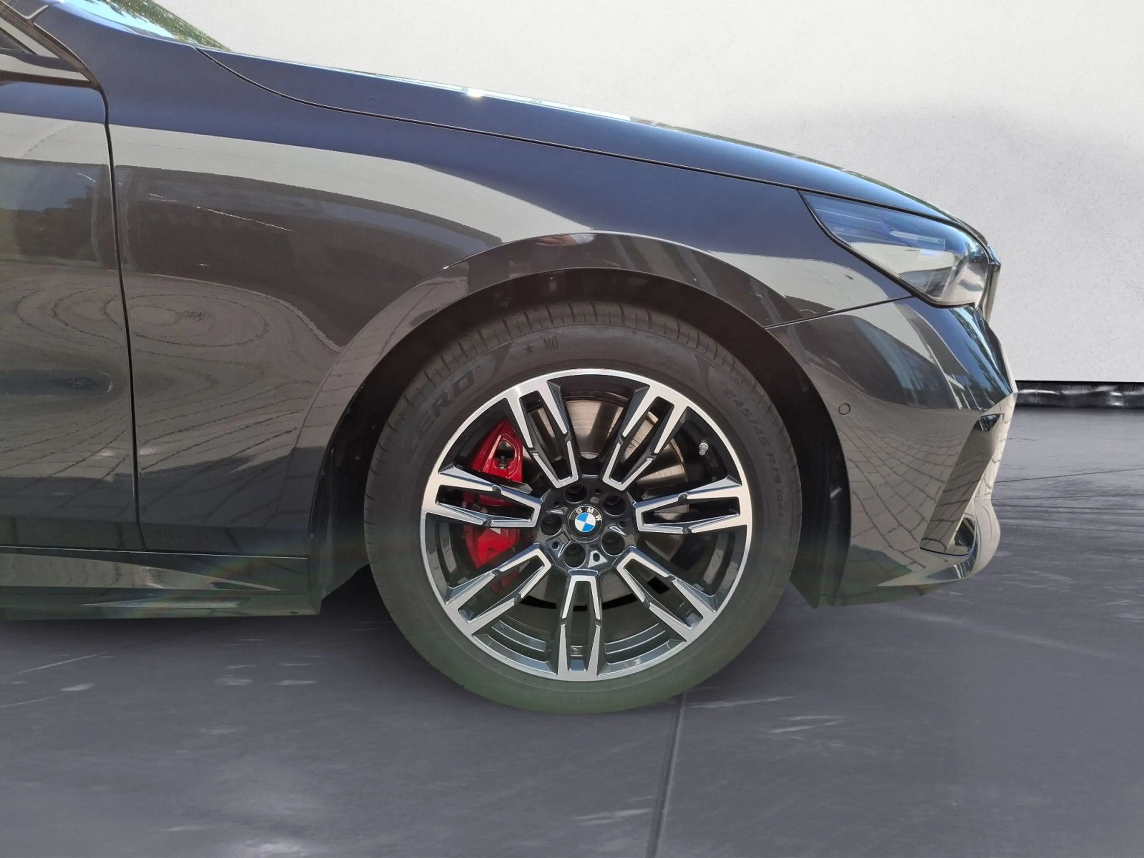 BMW i5 xDrive40 Touring M Sportpaket Pro AHK Driving — photo 8