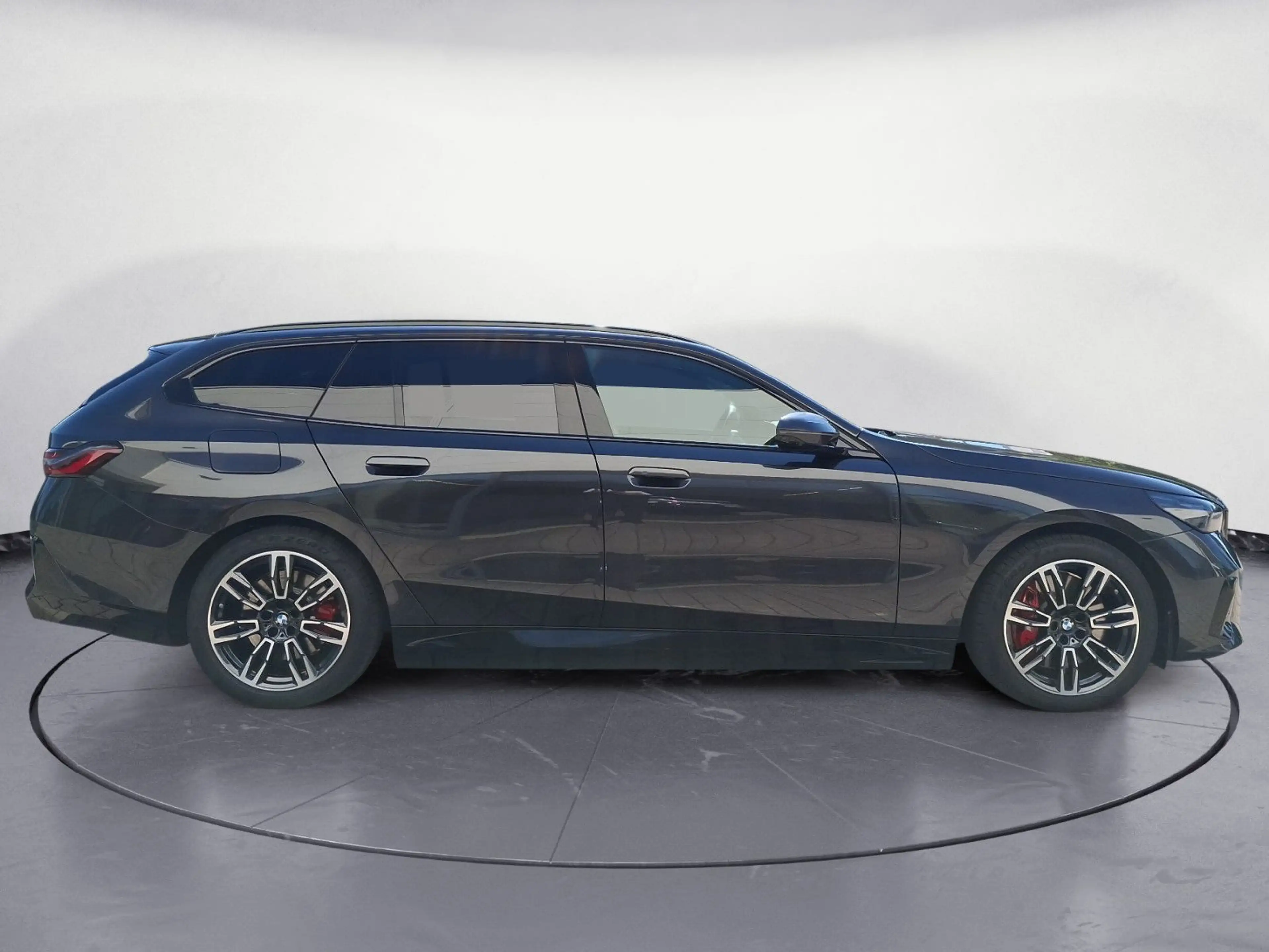 BMW i5 xDrive40 Touring M Sportpaket Pro AHK Driving — photo 7