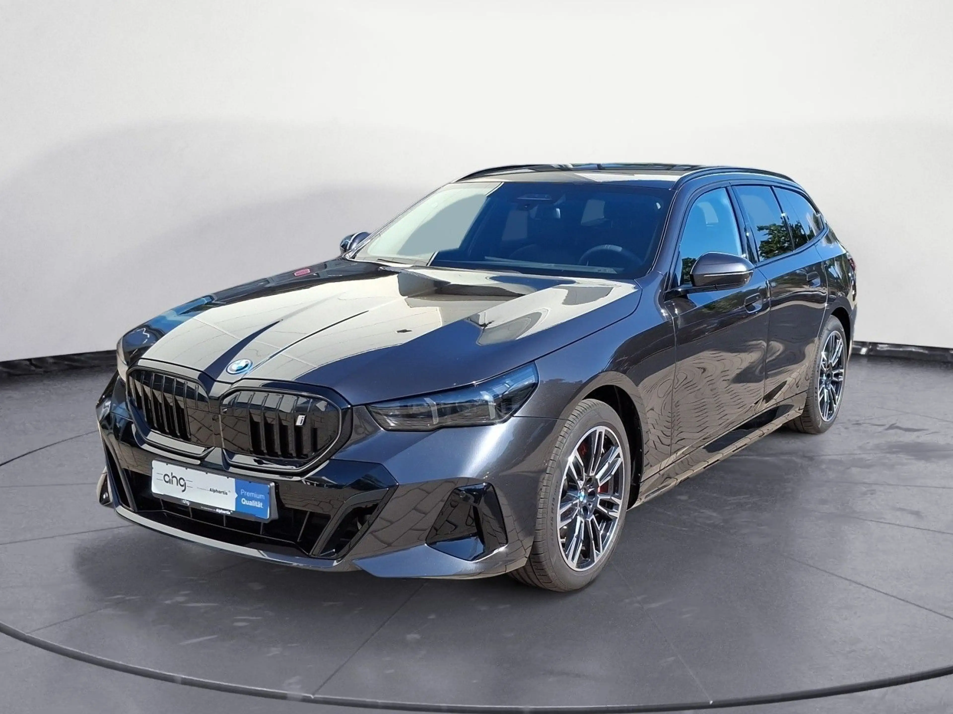 BMW i5 xDrive40 Touring M Sportpaket Pro AHK Driving — photo 2