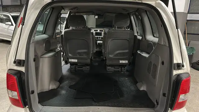 Kia Carnival view 12