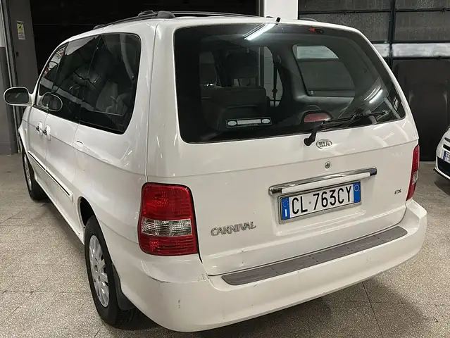 Kia Carnival view 8