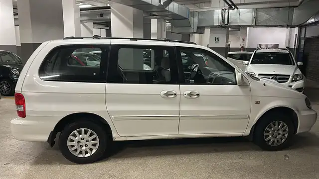 Kia Carnival view 5