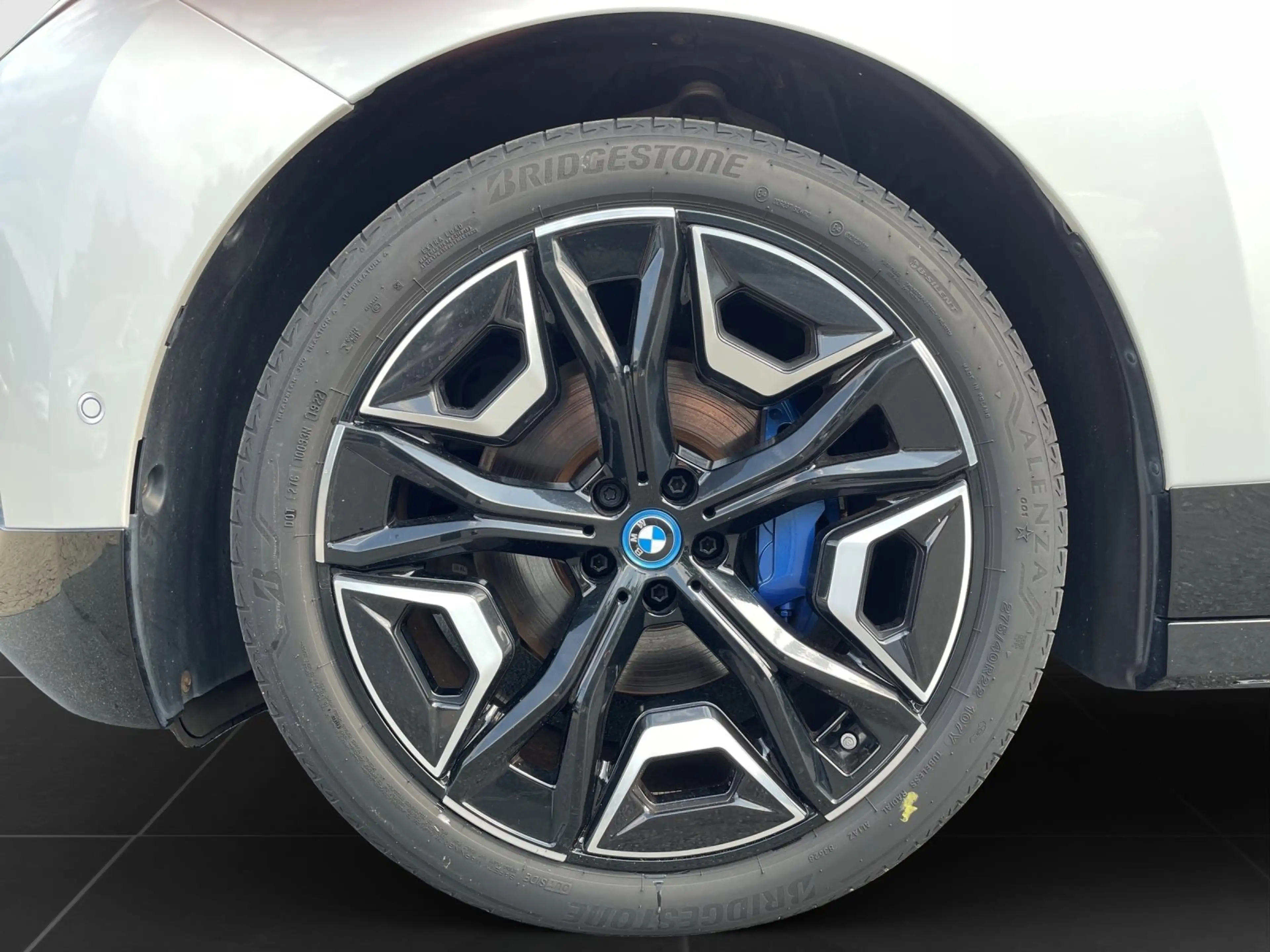 BMW iX xDrive40 Sportpaket/ AHK/ HUD/ ParkAss+/ DrivAss P — photo 8