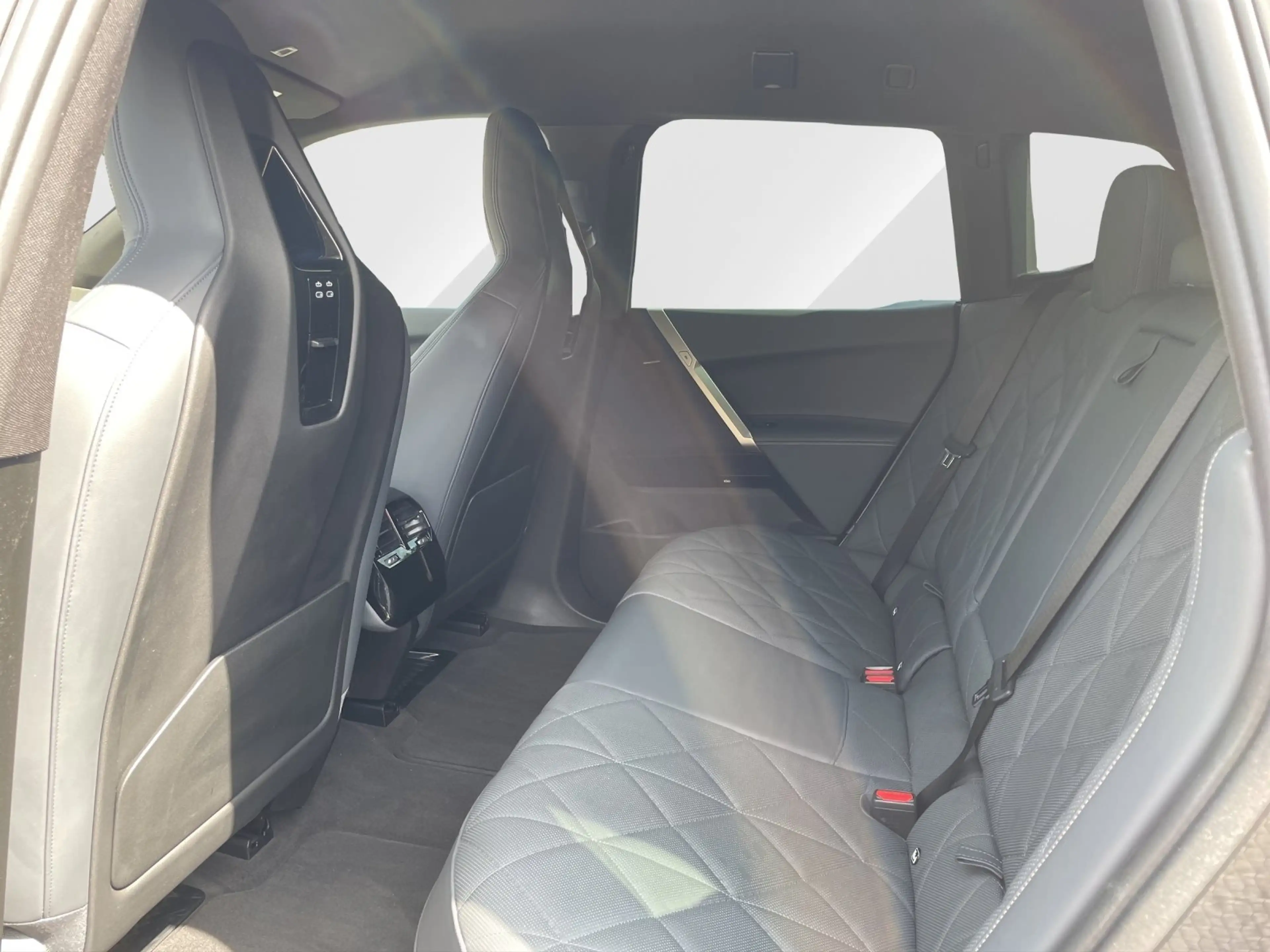 BMW iX xDrive40 Sportpaket/ AHK/ HUD/ ParkAss+/ DrivAss P — photo 13