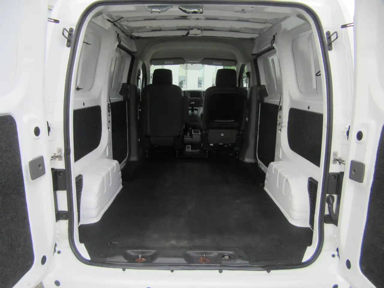 Nissan NV200 снимка Nissan NV200