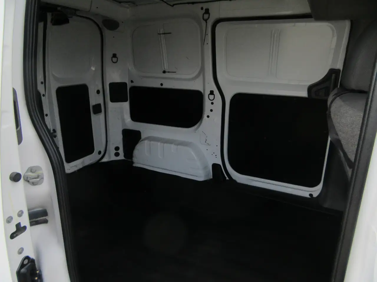Nissan NV200 снимка Nissan NV200