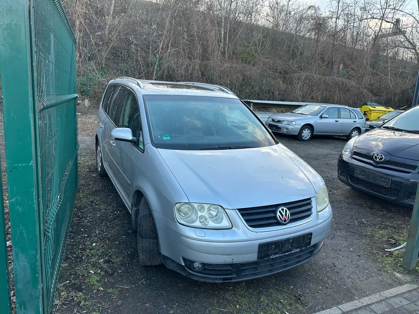 Volkswagen Touran 2.0 TDI DSG Highline Plateado - 2