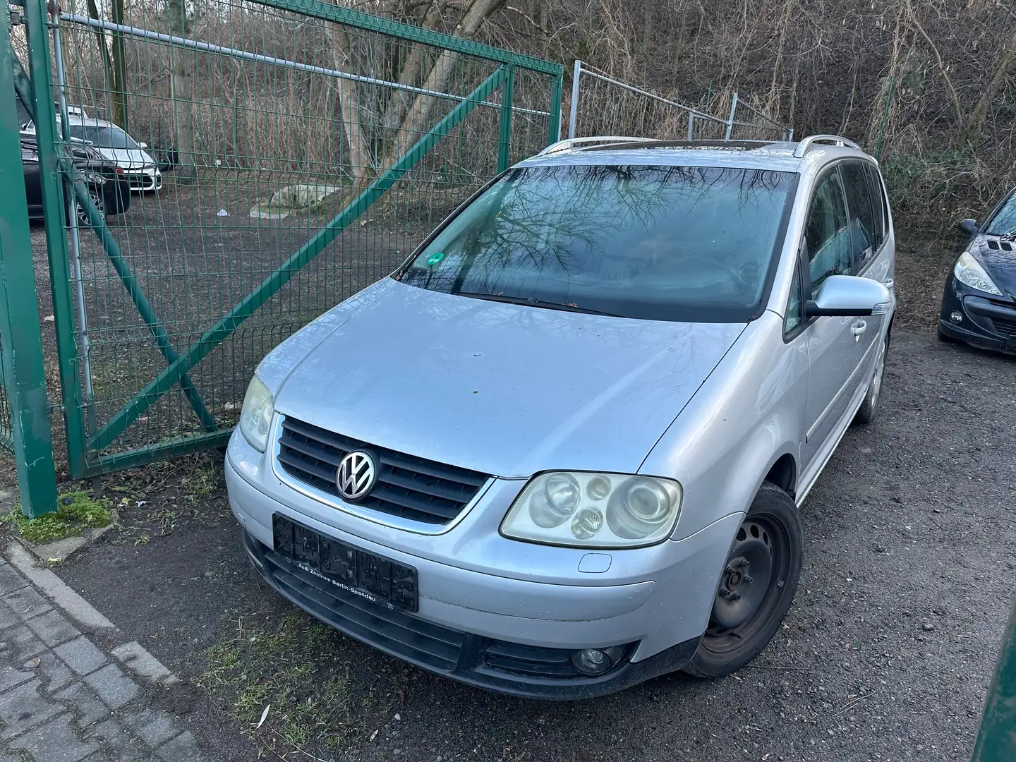 Volkswagen Touran 2.0 TDI DSG Highline Plateado - 1
