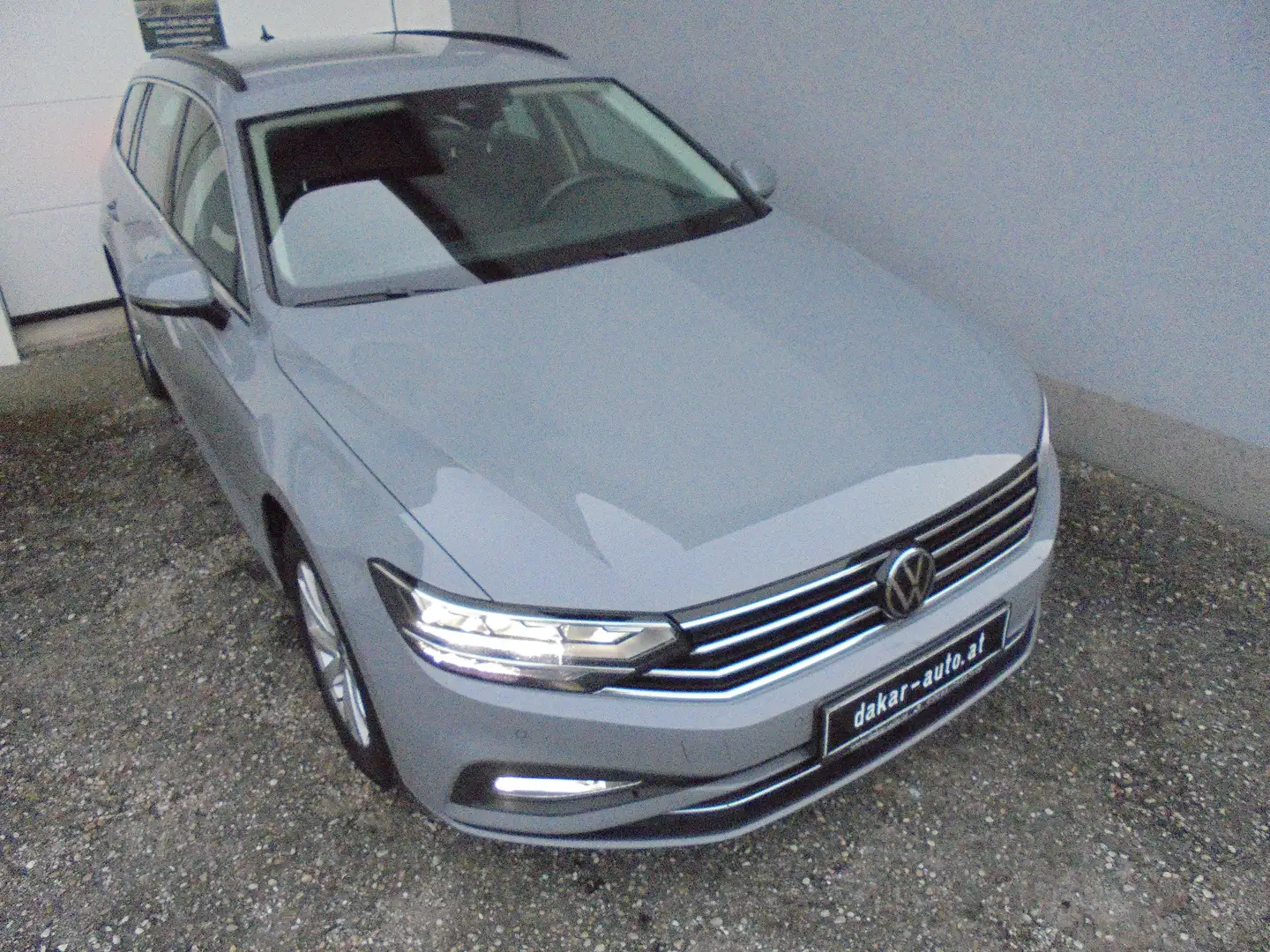 Volkswagen Passat Variant Business DSG, NAVI, AHK, ACC, SHZ, R-KAMERA, LED Grau - 1